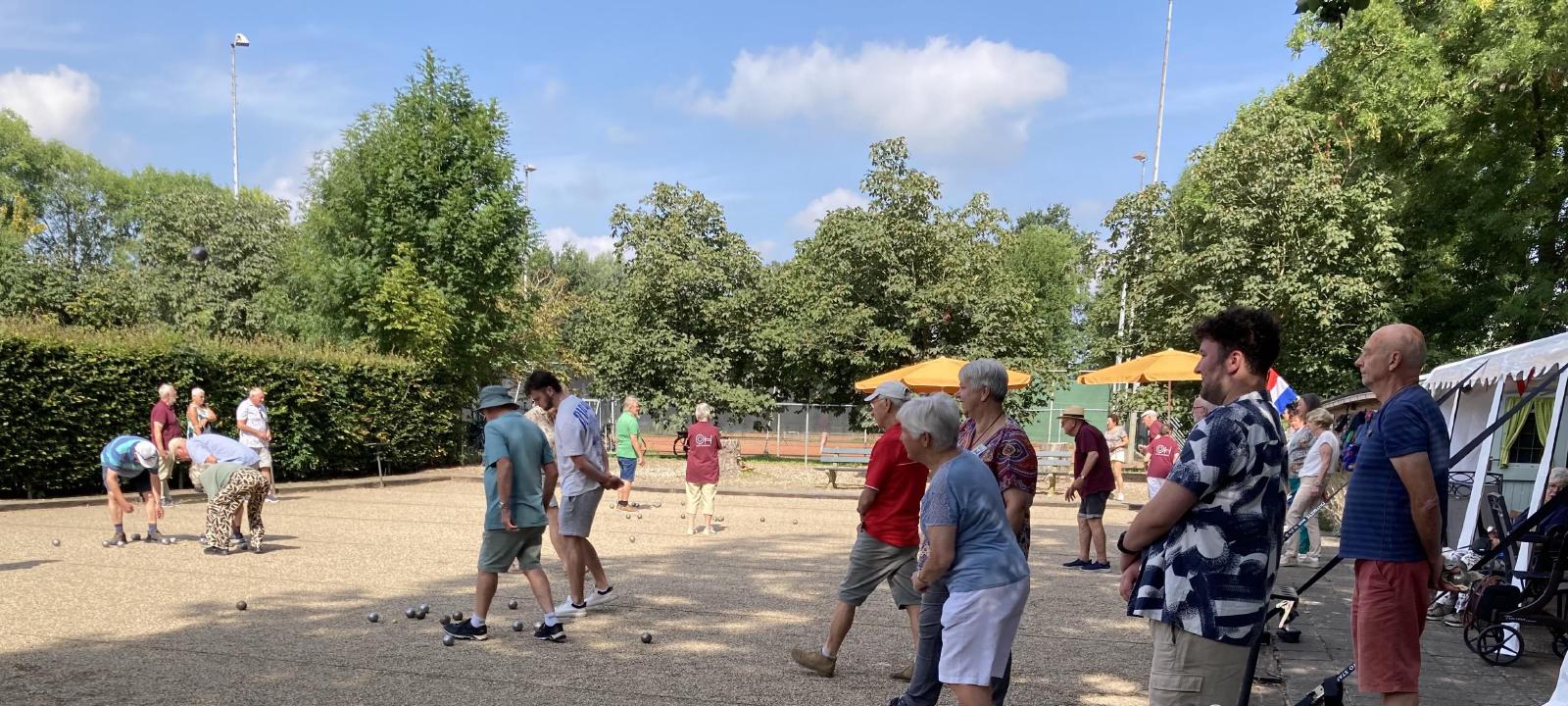 Leden van De Zilveren Kogels in actie op de baan